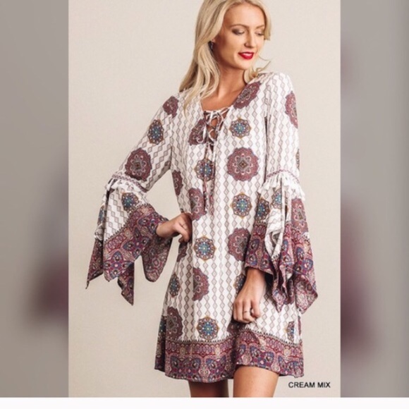 Stunning ivory swing dress with split bell sleeves - Picture 2 of 5